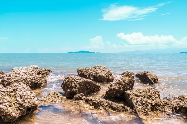ビーチとサンゴ礁の岩のビーチと海の風景 — ストック写真
