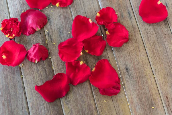 Κόκκινο τριαντάφυλλο λουλούδι σε ξύλινο πάτωμα στην ημέρα του Αγίου Βαλεντίνου — Φωτογραφία Αρχείου