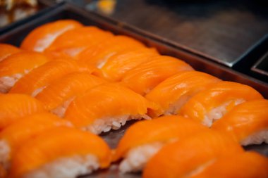 Farklı türde set: suşi Japon yemekleri