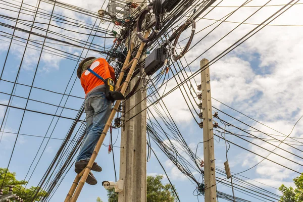 Trabajando para instalar línea eléctrica — Foto de Stock