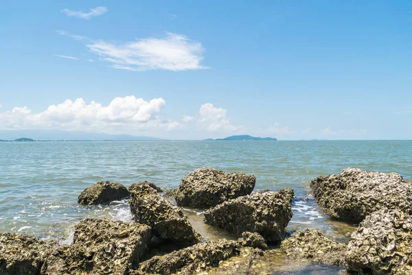 Landskap av stranden och havet med reef rock beach — Stockfoto