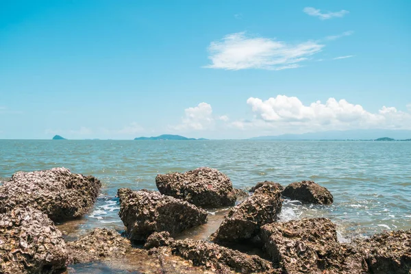 Landskap av stranden och havet med reef rock beach — Stockfoto