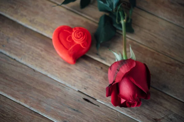 Červené růže květ na dřevěné podlaze v den svatého Valentýna — Stock fotografie