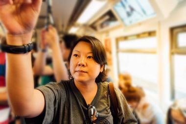 Şehirde skytrain trende Asyalı kadın seyahat
