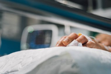 İntravenöz serum fizyolojik ile hastanede hasta