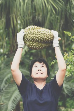 Durian tutan Asyalı çiftçi meyvelerin kralıdır.