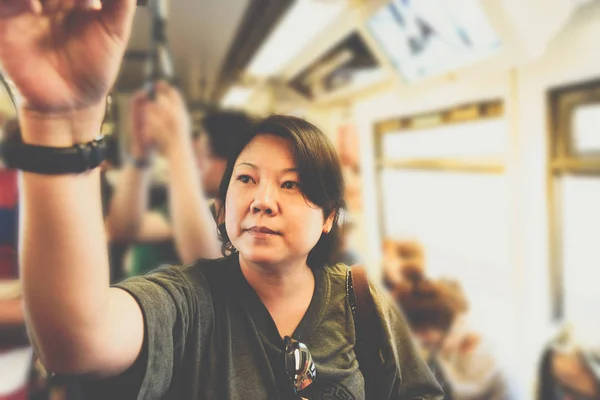 Mulher asiática viajar no trem skytrain na cidade — Fotografia de Stock