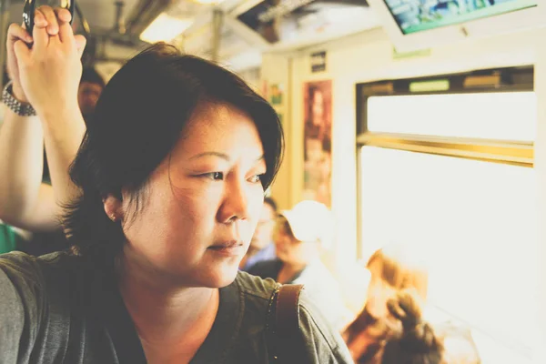 Mulher asiática viajar no trem skytrain na cidade — Fotografia de Stock