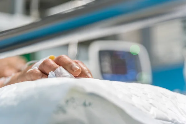 生理食塩水の点滴で入院中の患者 — ストック写真