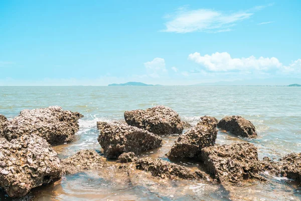 Landskap av stranden och havet med reef rock beach — Stockfoto