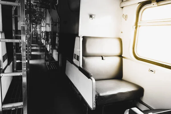Внутри железнодорожного поезда с сиденьями винтажного стиля — стоковое фото