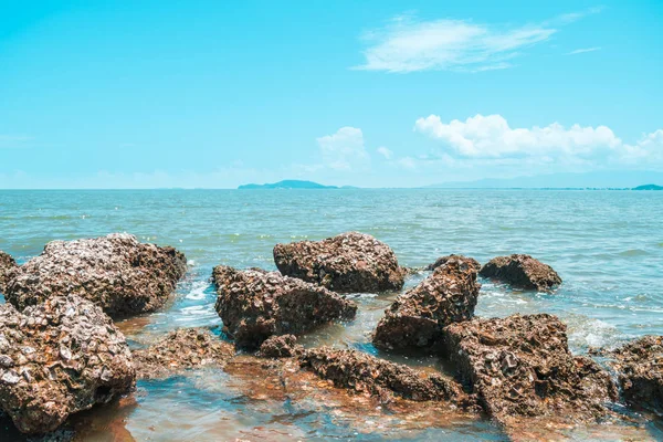 Landskap av stranden och havet med reef rock beach — Stockfoto