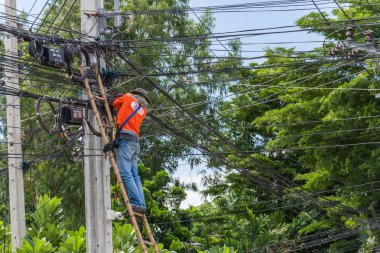 Elektrik hattı yüklemeye çalışma