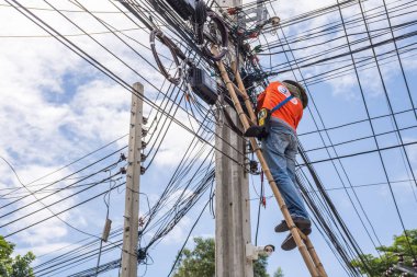 Elektrik hattı yüklemeye çalışma