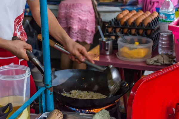 Riso fritto al mercato street food thailandese — Foto Stock