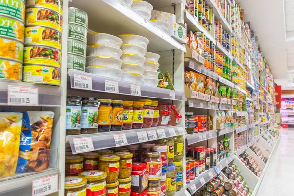 Süpermarkette konserve gıda ürünlerinin birçok türleri