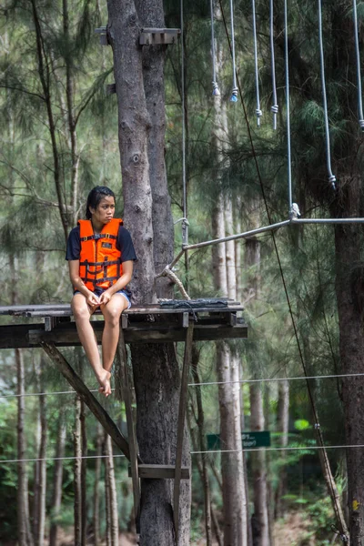 Asia personer på adventure baser sky walker — Stockfoto