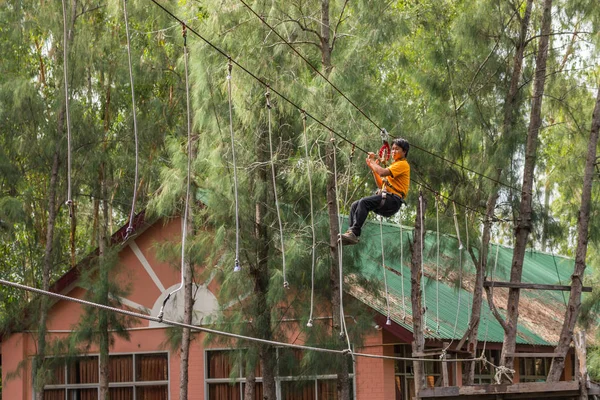 Asia personer på adventure baser sky hökar — Stockfoto