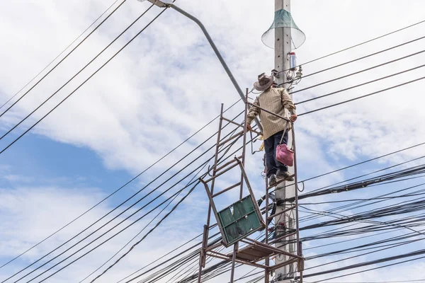 Trabajando para instalar línea eléctrica — Foto de Stock