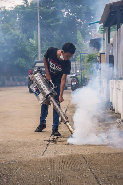 Vernevelen van Ddt spray muggen doden voor virus bescherming — Stockfoto