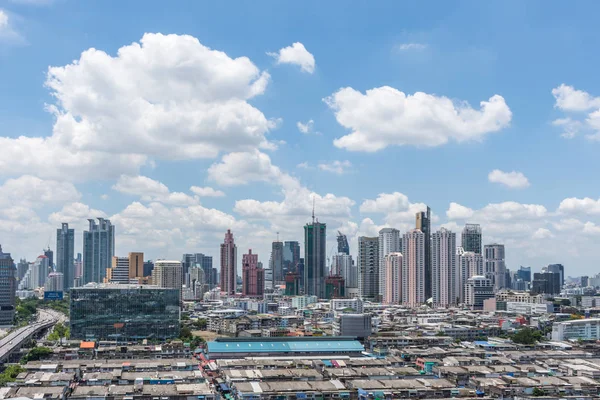 Panoráma města s budovou ve městě Bangkok — Stock fotografie