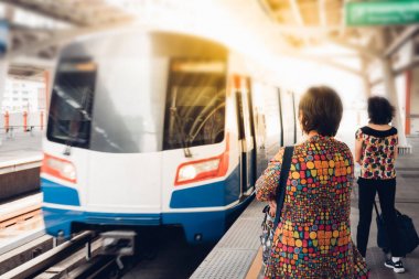Bangkok'ta BTS skytrain tren çalışır
