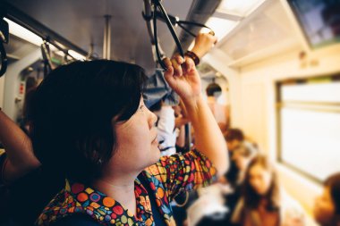 Şehirde skytrain trende Asyalı kadın seyahat