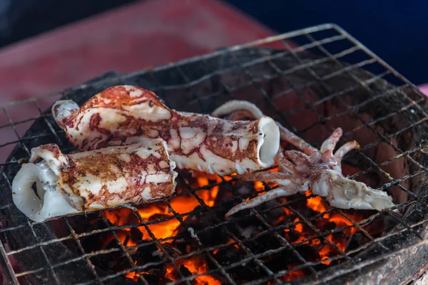 Grilled squid or octopus at Thai seafood market — Stock Photo, Image
