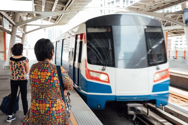 Bts skytrain train fährt in bangkok — Stockfoto