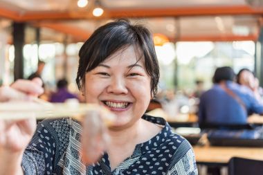 Barbekü yakiniku Izgara restoranında Asyalı kadın