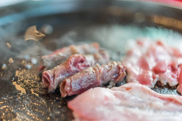 Cocción de carne cruda a la parrilla en wagyu — Foto de Stock