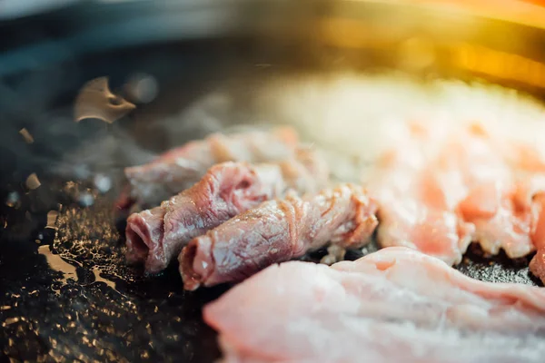 Cocción de carne cruda a la parrilla en wagyu — Foto de Stock