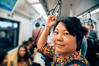 Şehirde skytrain trende Asyalı kadın seyahat