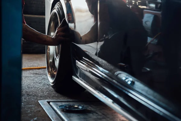 Sprawdzanie zawieszenia samochodu do naprawy samochodu w garażu — Zdjęcie stockowe