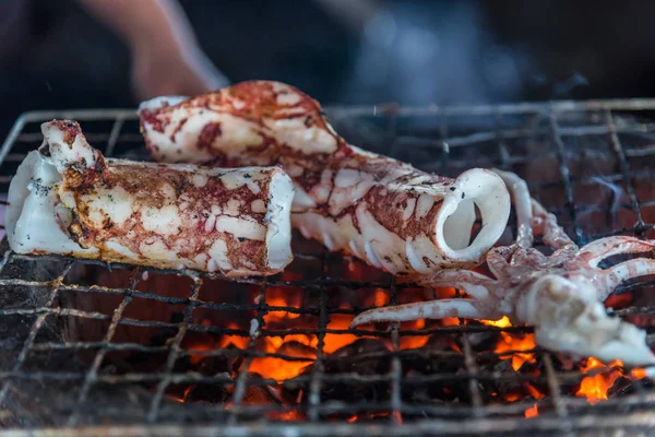 泰国海鲜市场烤鱿鱼或章鱼 — 图库照片