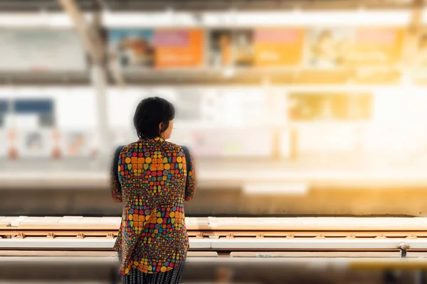 BTS skytrain train runs in Bangkok — Stock Photo, Image