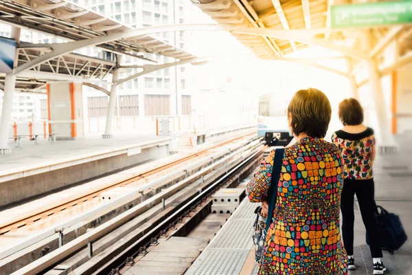 Comboio de skytrain BTS funciona em Bangkok — Fotografia de Stock