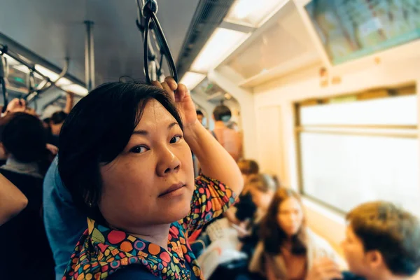 Mulher asiática viajar no trem skytrain na cidade — Fotografia de Stock