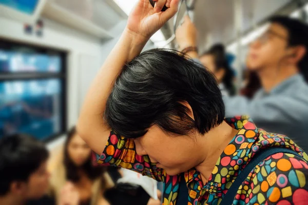 Asiatin fährt mit Skytrain in der Stadt — Stockfoto