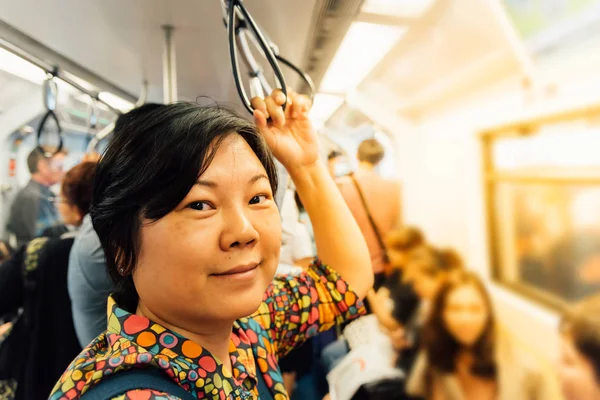 Mulher asiática viajar no trem skytrain na cidade — Fotografia de Stock