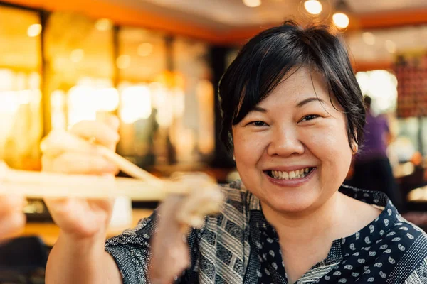 Mujer asiática en barbacoa yakiniku parrilla restaurante — Foto de Stock