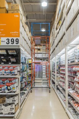 Birçok tür süpermarkette elektrik ürünleri