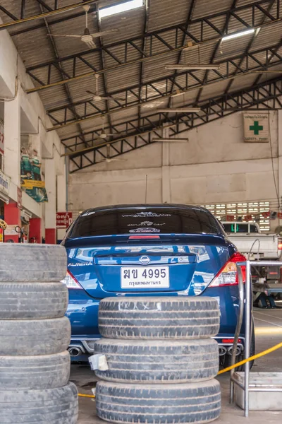 Verificação de uma suspensão de carro para reparação na garagem do carro — Fotografia de Stock