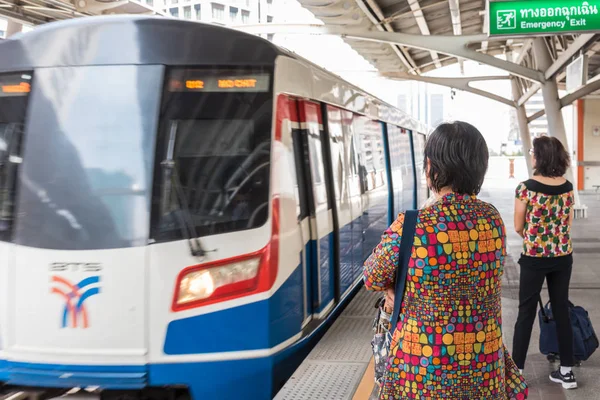 Tren de skytrain BTS funciona en Bangkok —  Fotos de Stock