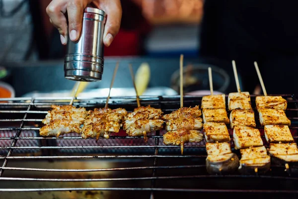 Мала жарила мясо на гриле с сычуаньским перцем на рынке — стоковое фото