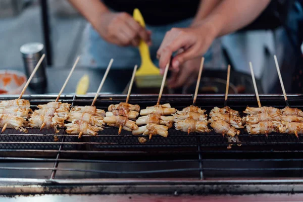 Мала жарила мясо на гриле с сычуаньским перцем на рынке — стоковое фото