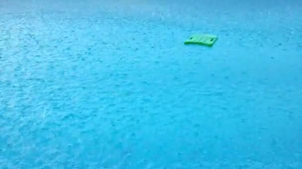 Βρέχει Στην Πισίνα Κολύμβηση Διοικητικό Συμβούλιο — Αρχείο Βίντεο