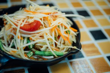 Papaya salatası veya Papaya Pok Pok (Som tum)