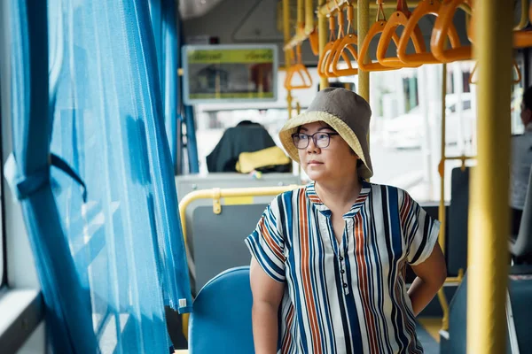 Asiatin fährt mit Linienbus in Stadt — Stockfoto