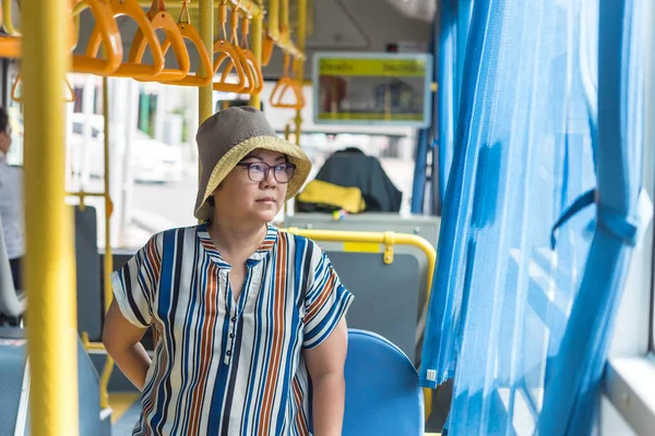 Asiatin fährt mit Linienbus in Stadt — Stockfoto